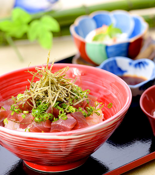 写真:本鮪入り海鮮丼